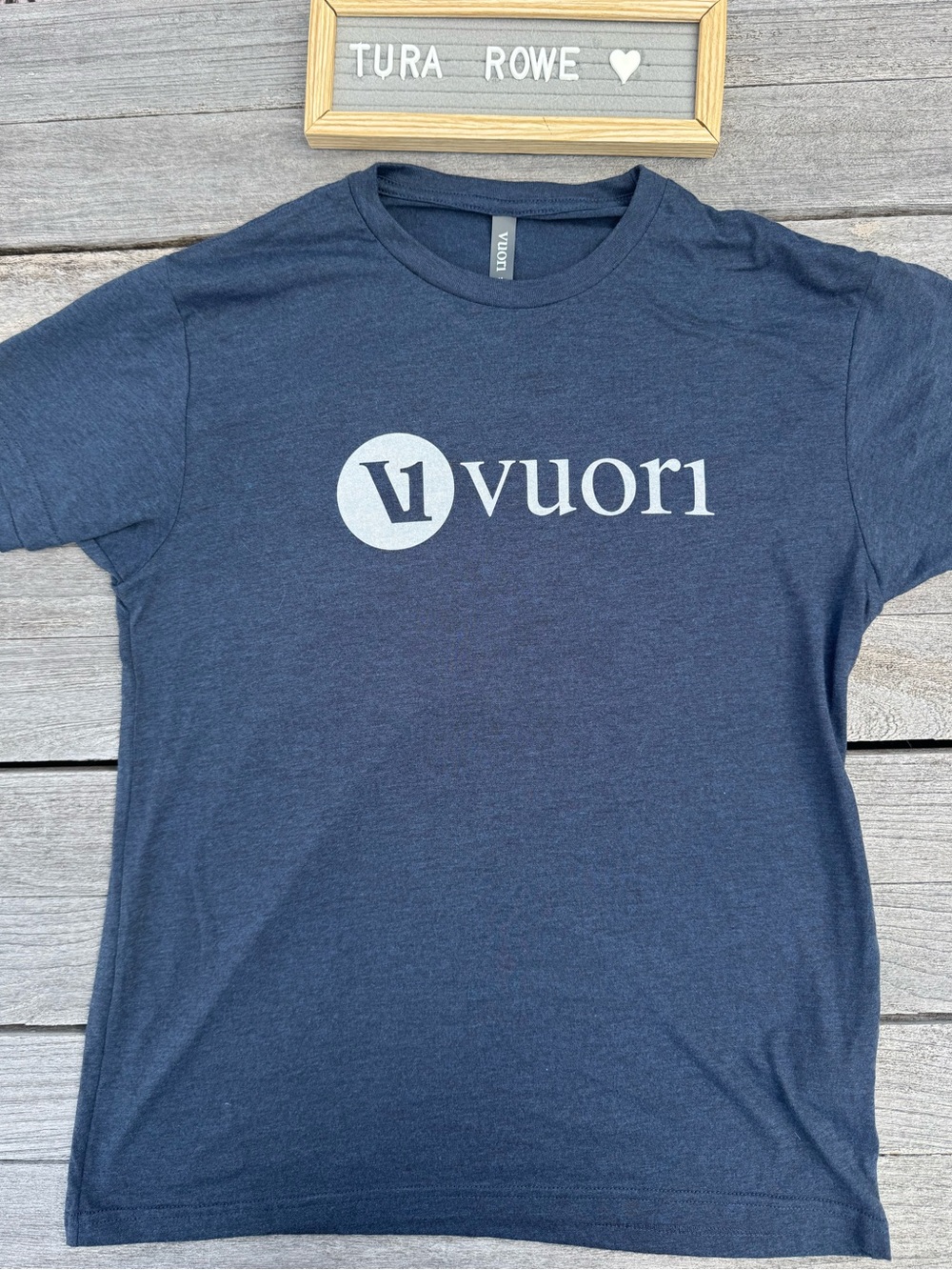Vuori V1 Wordmark Logo Tee Navy MEDIUM NWT Men's Graphic T Shirt